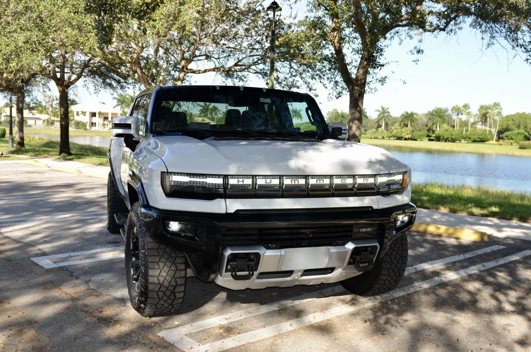 2022 GMC Hummer EV - Image 16 of 31
