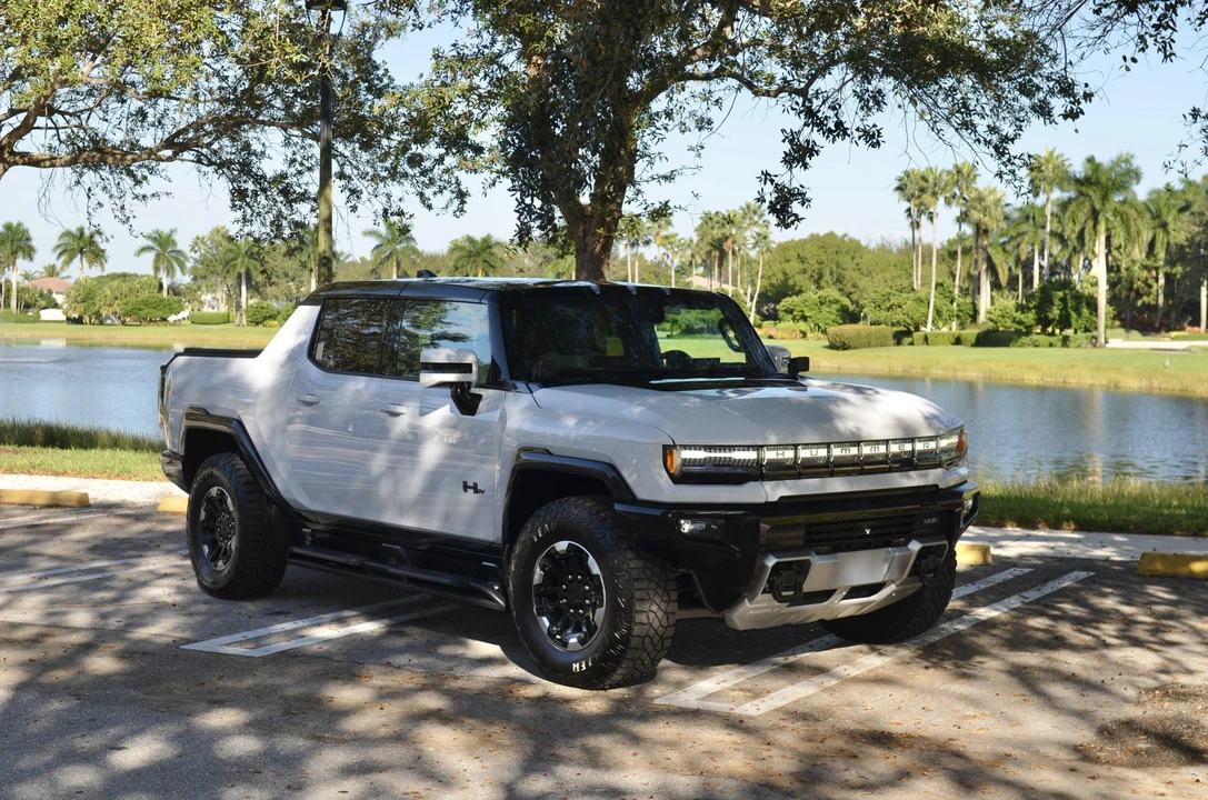 2022 GMC Hummer EV - Image 15 of 31