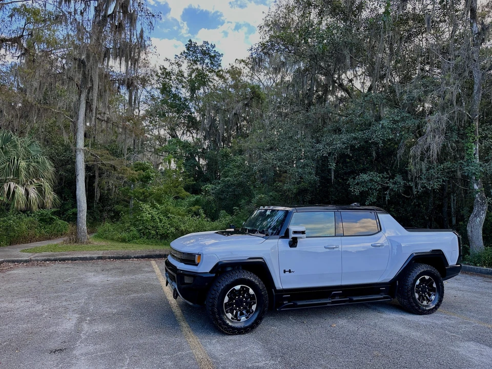 2022 GMC Hummer EV - Image 12 of 31