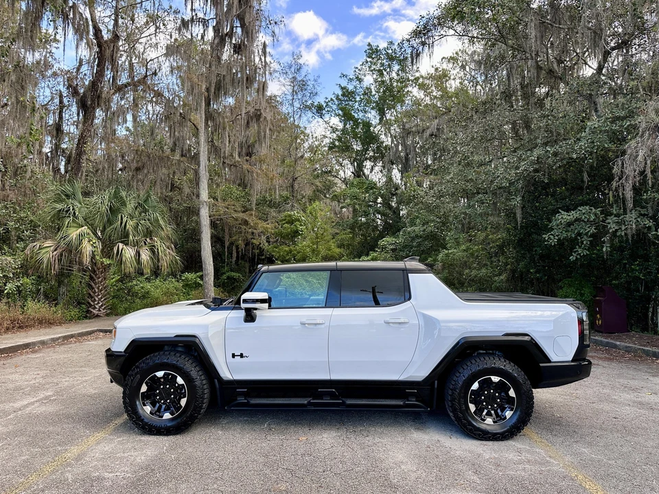 2022 GMC Hummer EV - Image 13 of 31