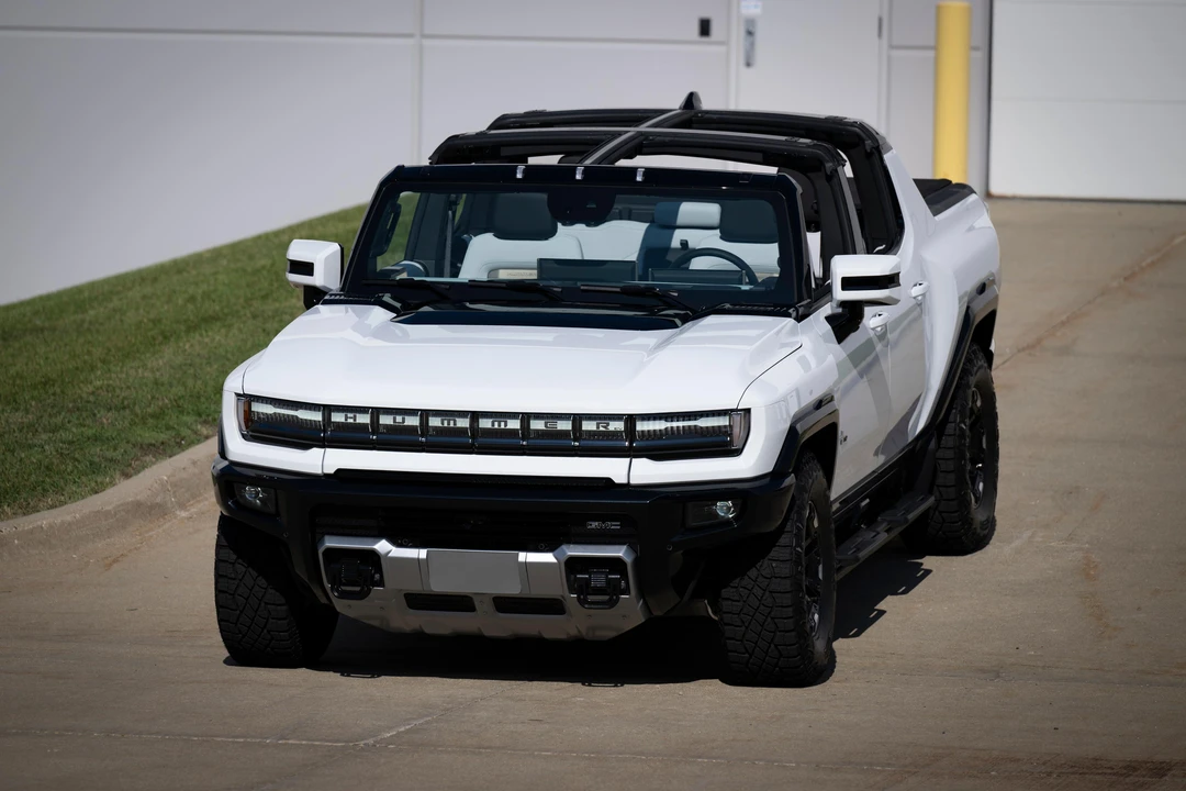 2022 GMC Hummer EV - Image 9 of 31