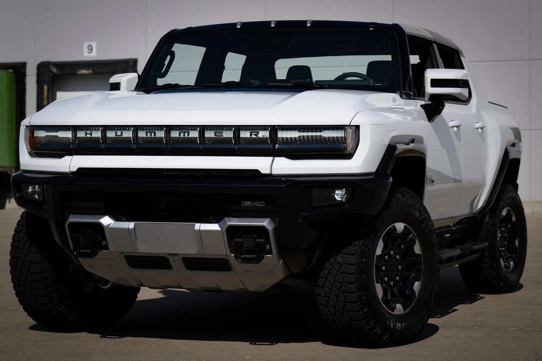 2022 GMC Hummer EV - Image 11 of 31