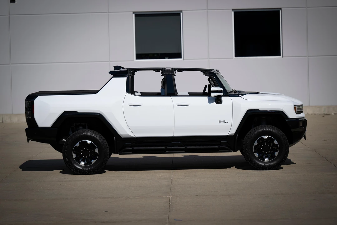 2022 GMC Hummer EV - Image 19 of 31