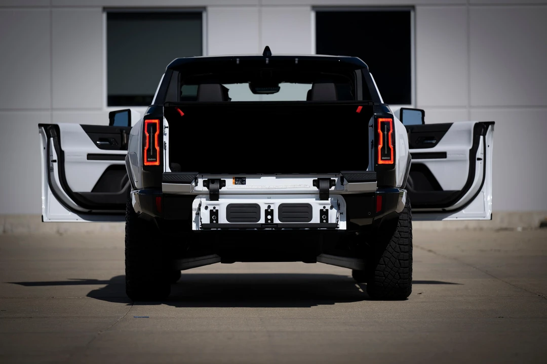 2022 GMC Hummer EV - Image 14 of 31