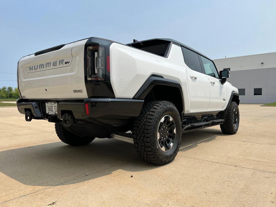 2022 GMC Hummer EV - Image 17 of 31