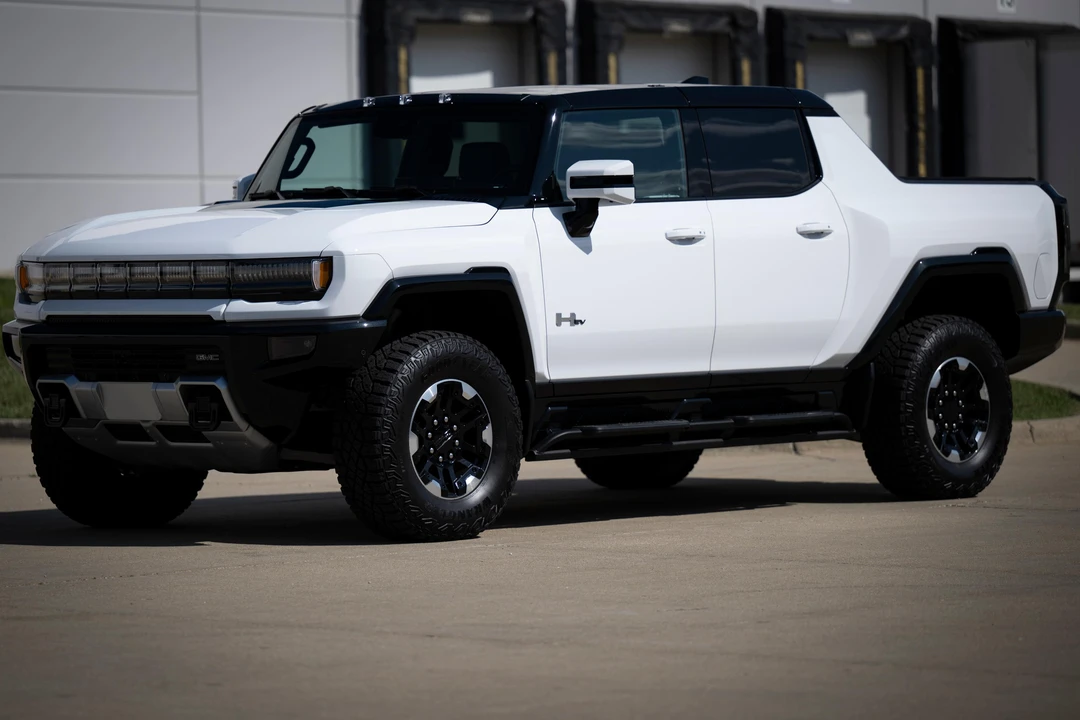 2022 GMC Hummer EV - Image 12 of 31