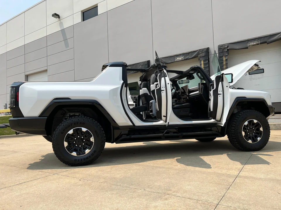 2022 GMC Hummer EV - Image 18 of 31