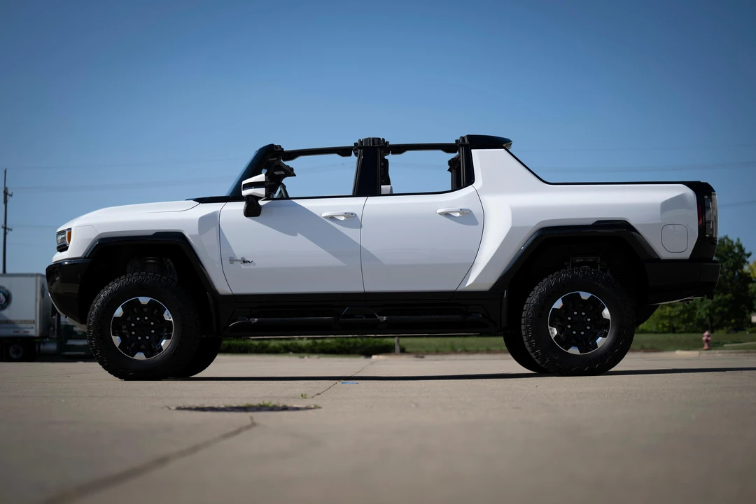 2022 GMC Hummer EV - Image 13 of 31