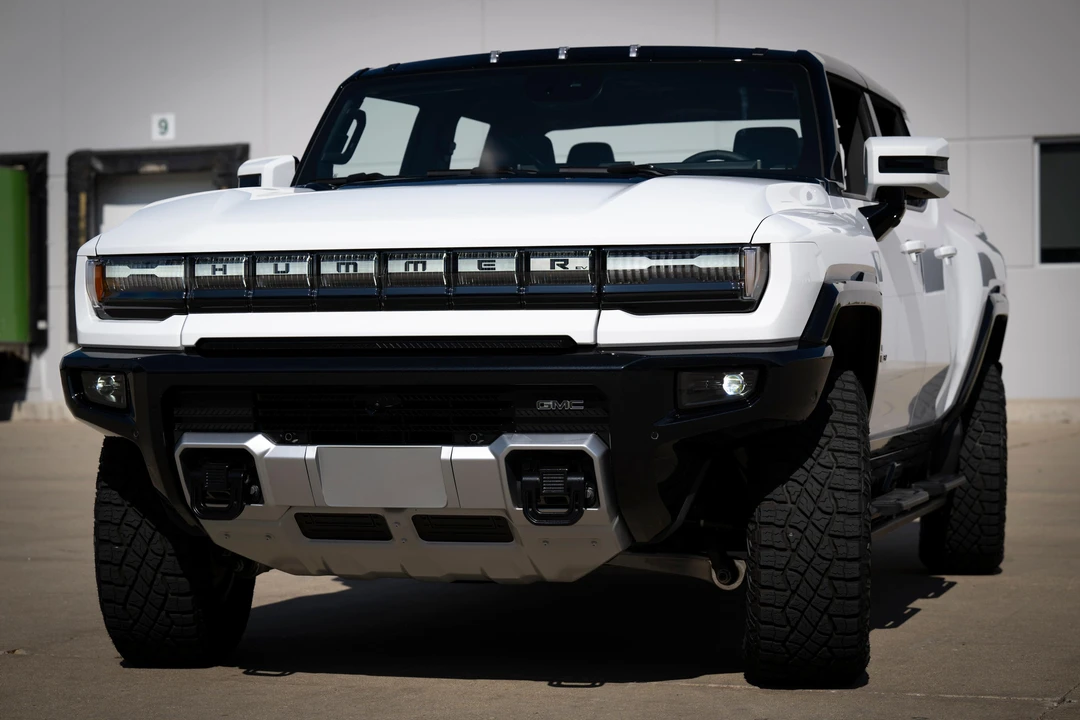 2022 GMC Hummer EV - Image 10 of 31