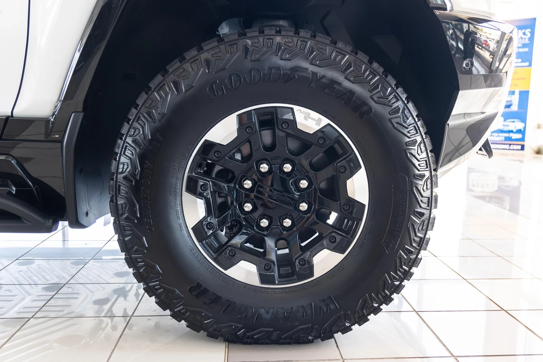 2022 GMC Hummer EV - Image 29 of 31