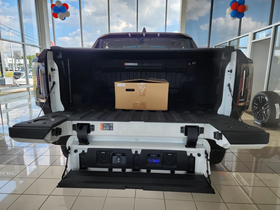 2022 GMC Hummer EV - Image 14 of 31