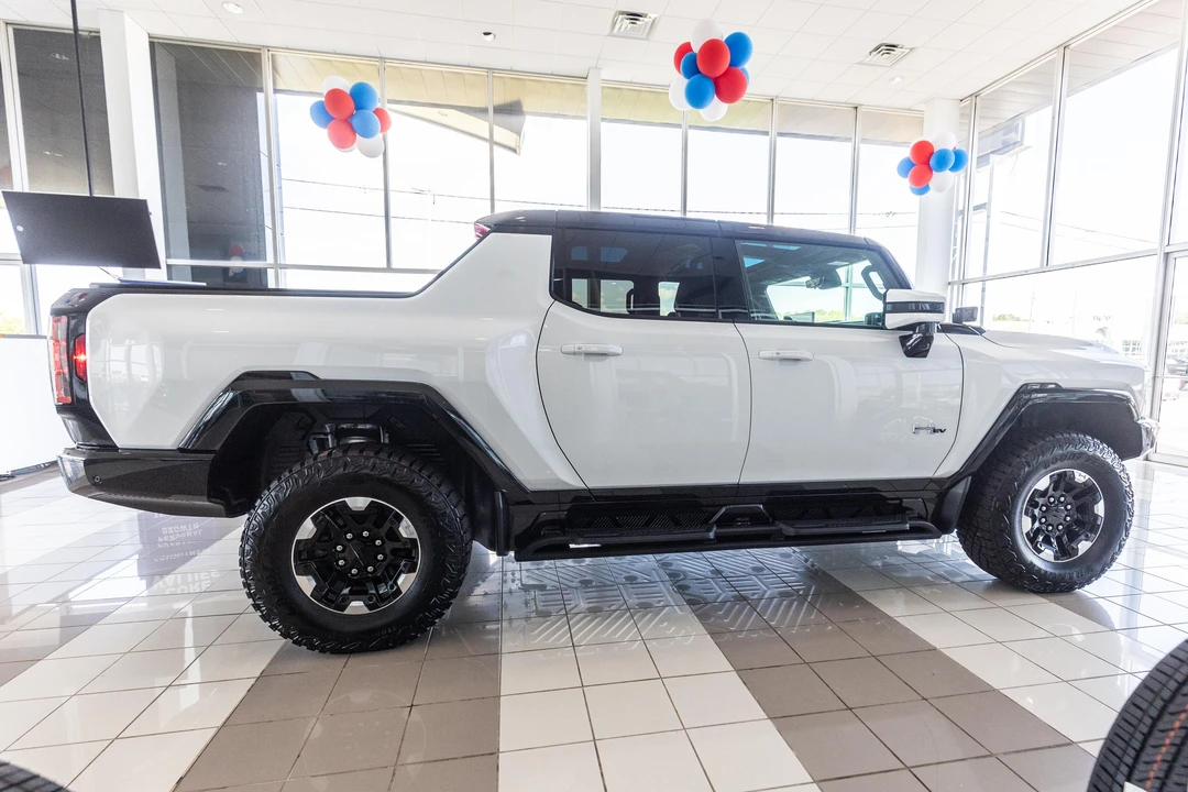 2022 GMC Hummer EV - Image 7 of 31