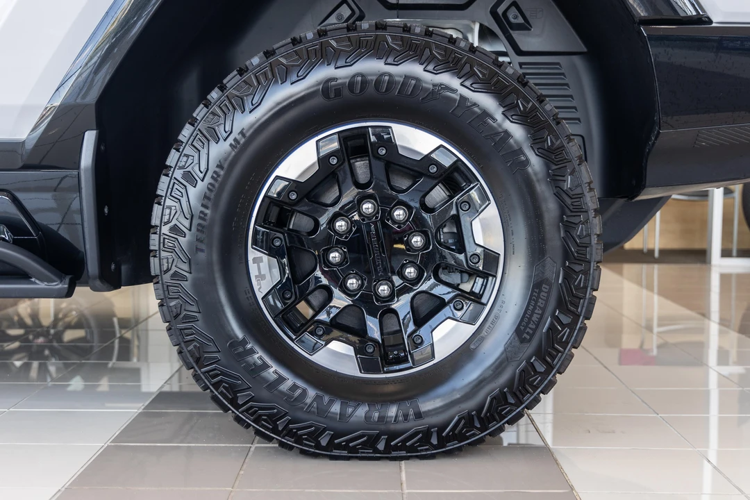 2022 GMC Hummer EV - Image 27 of 31