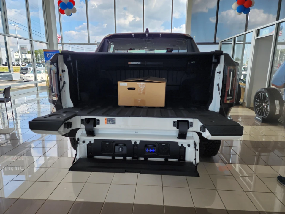 2022 GMC Hummer EV - Image 13 of 31