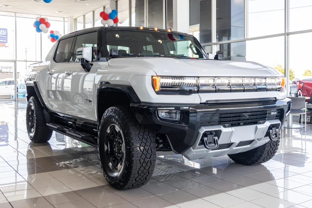 2022 GMC Hummer EV - Image 8 of 31