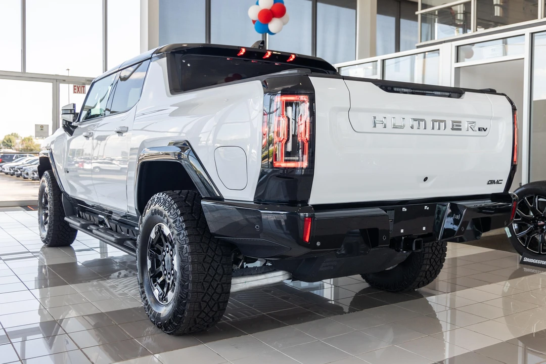 2022 GMC Hummer EV - Image 6 of 31