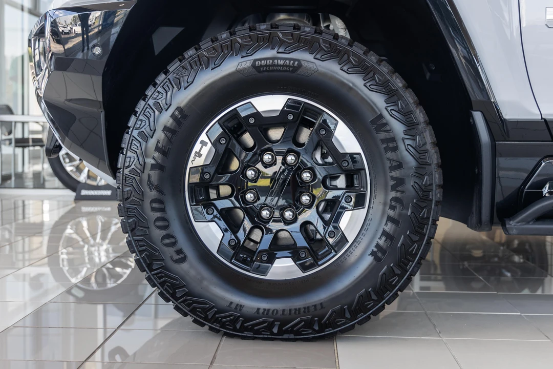 2022 GMC Hummer EV - Image 26 of 31