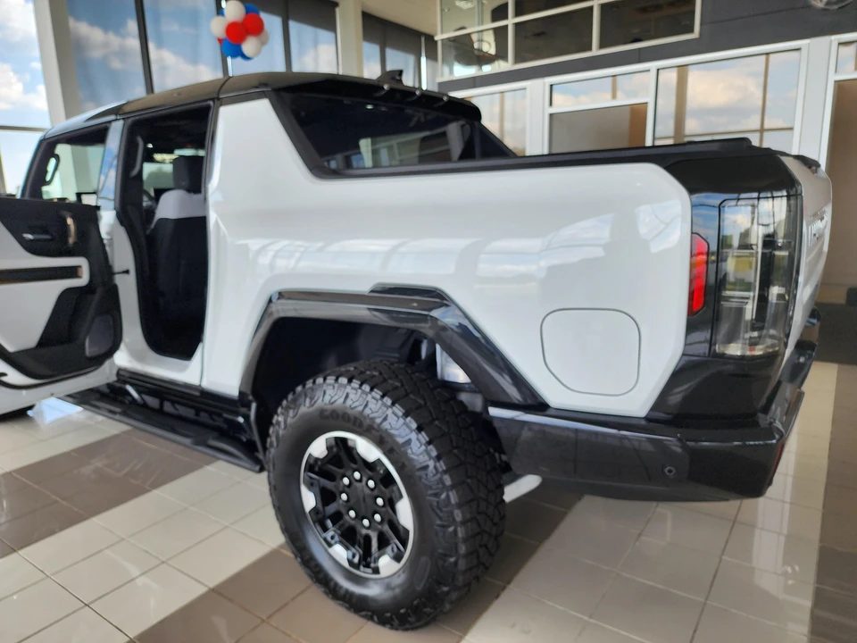 2022 GMC Hummer EV - Image 20 of 31