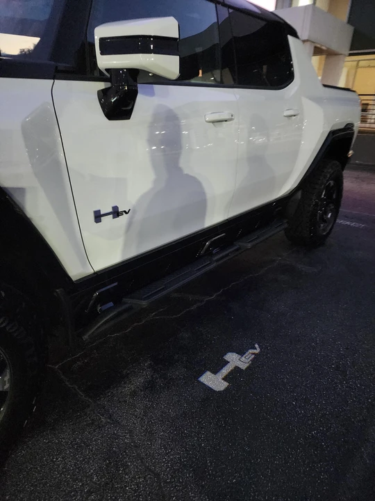 2022 GMC Hummer EV - Image 16 of 31