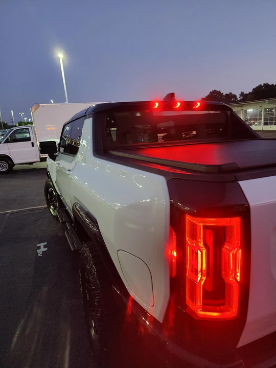 2022 GMC Hummer EV - Image 21 of 31