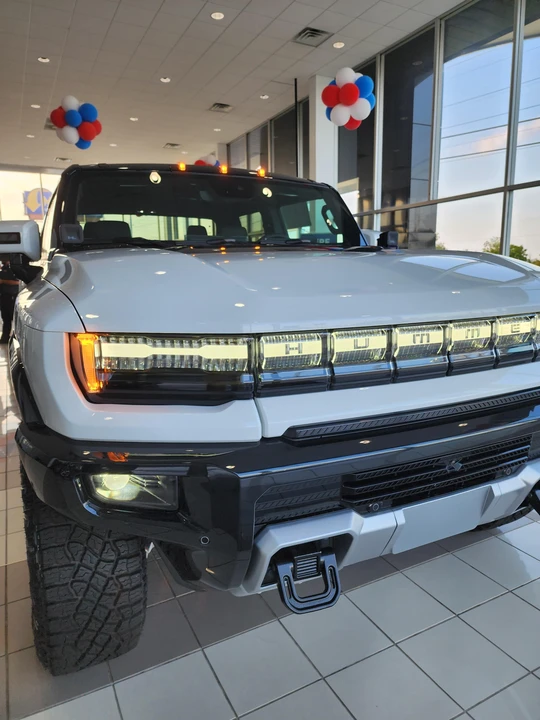 2022 GMC Hummer EV - Image 10 of 31