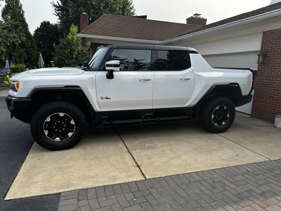2022 GMC Hummer EV - Image 10 of 31