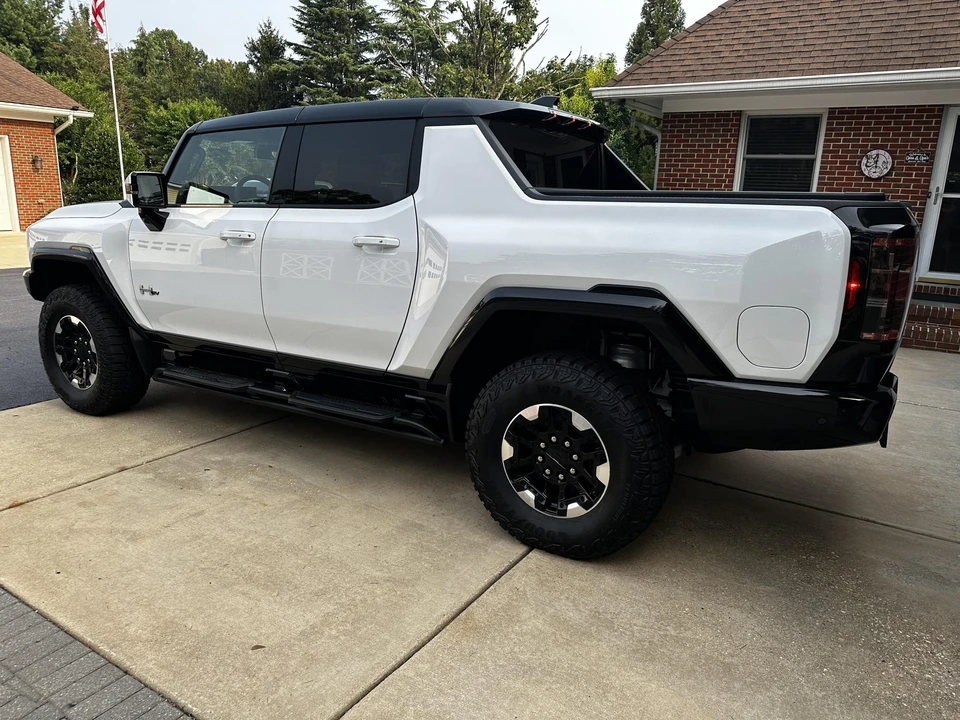 2022 GMC Hummer EV - Image 9 of 31