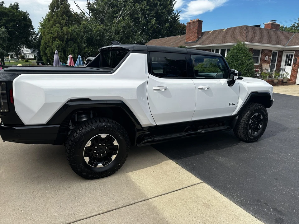 2022 GMC Hummer EV - Image 16 of 31
