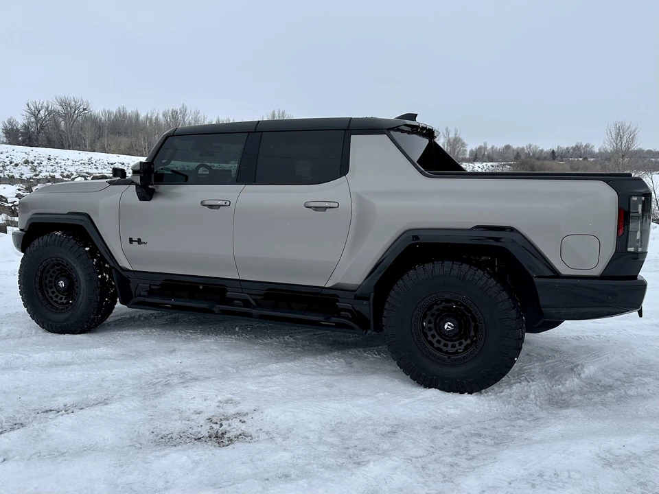 2022 GMC Hummer EV - Image 18 of 31