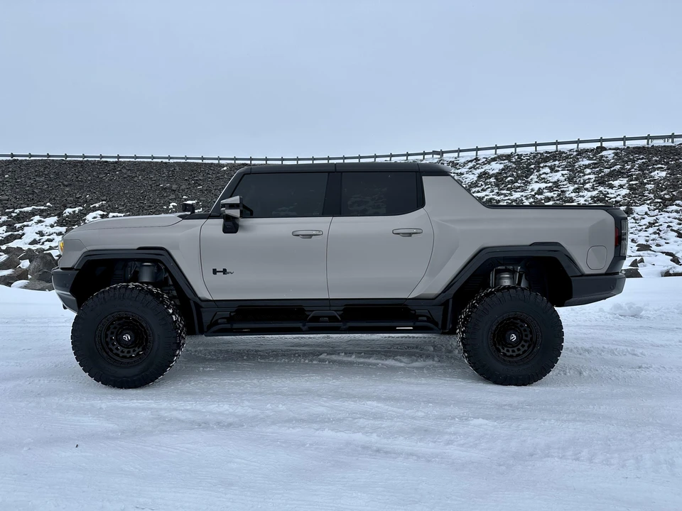 2022 GMC Hummer EV - Image 16 of 31