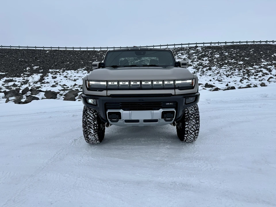 2022 GMC Hummer EV - Image 10 of 31