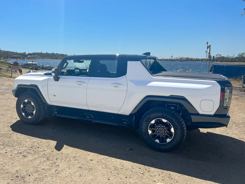 2022 GMC Hummer EV - Image 13 of 31