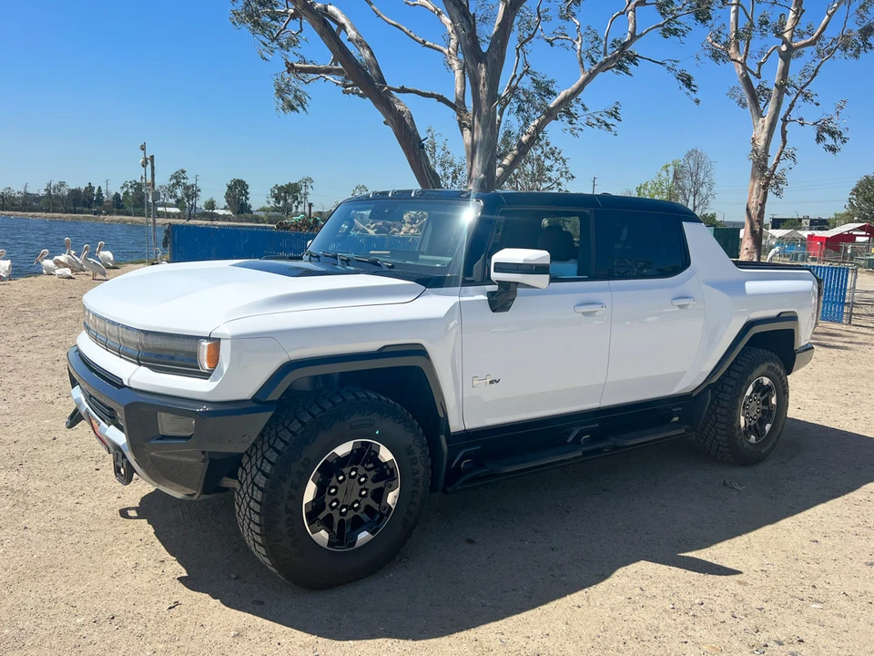 2022 GMC Hummer EV - Image 11 of 31