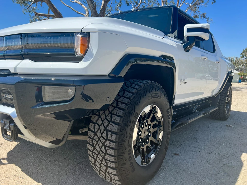 2022 GMC Hummer EV - Image 21 of 31
