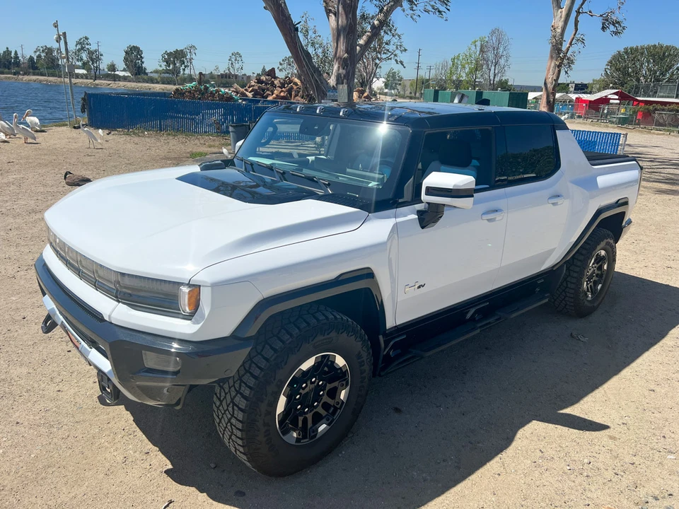 2022 GMC Hummer EV - Image 10 of 31