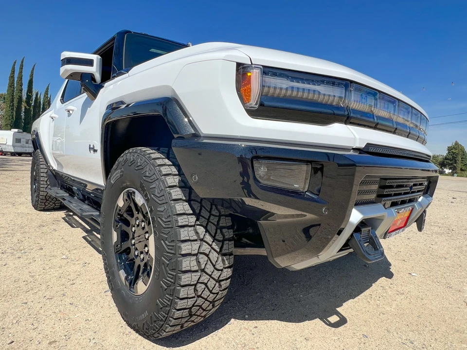 2022 GMC Hummer EV - Image 7 of 31