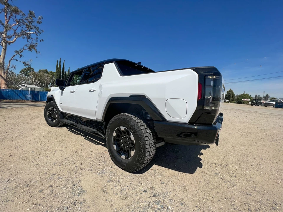 2022 GMC Hummer EV - Image 15 of 31