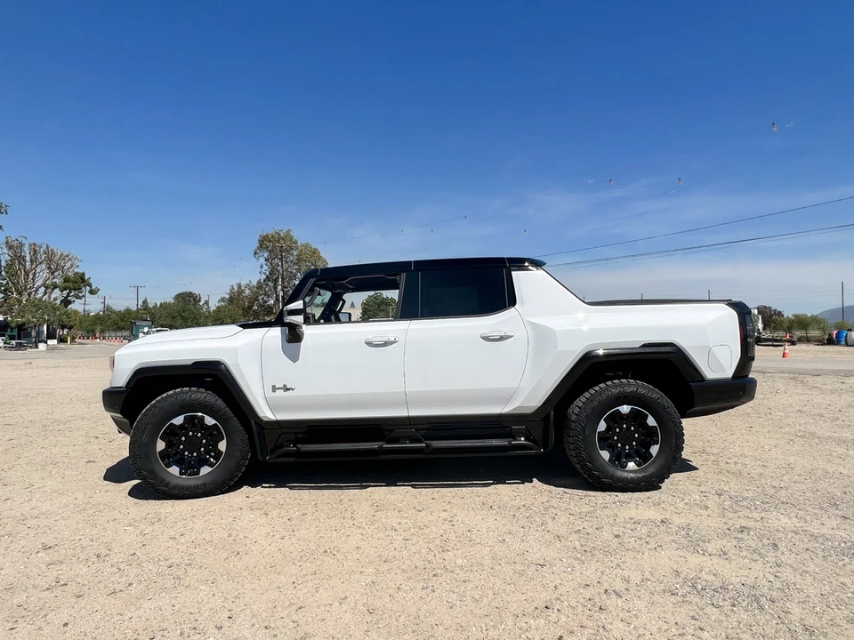 2022 GMC Hummer EV - Image 12 of 31