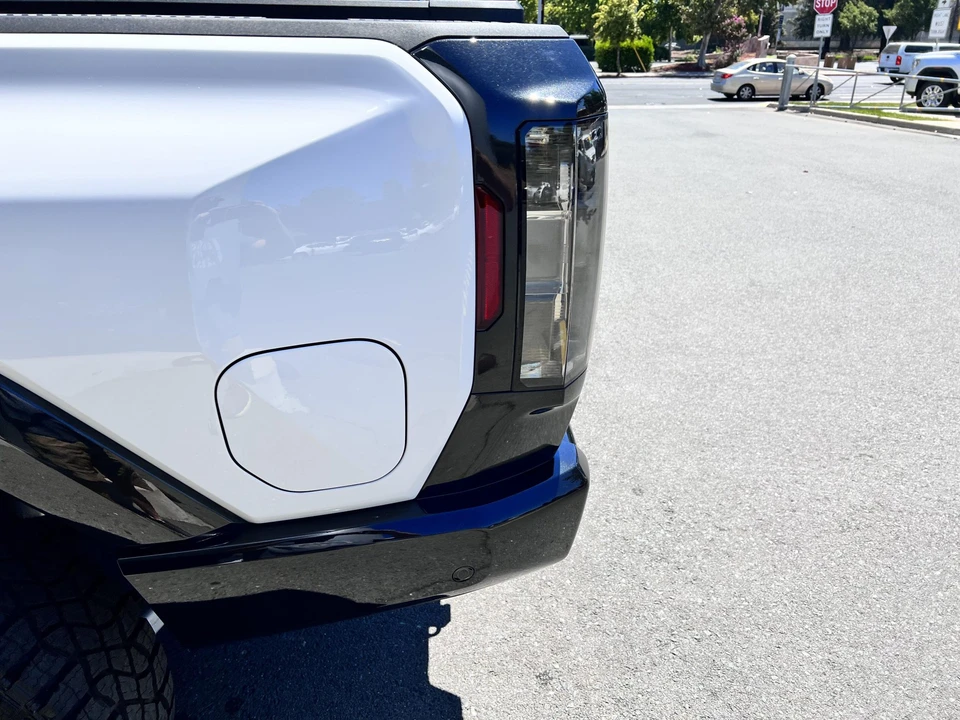 2022 GMC Hummer EV - Image 16 of 31