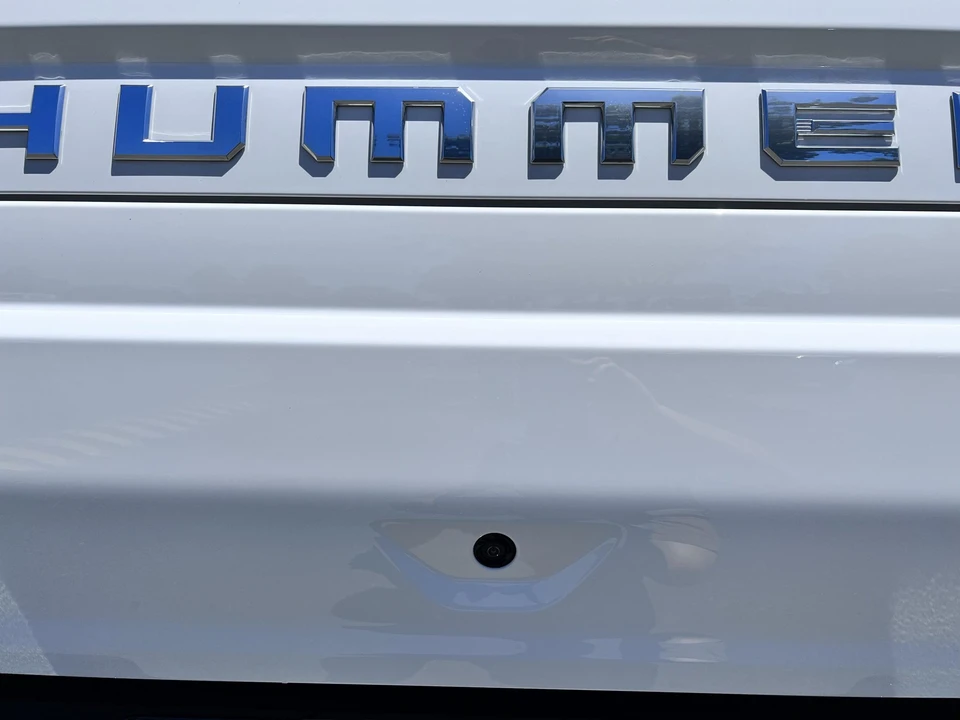 2022 GMC Hummer EV - Image 22 of 31