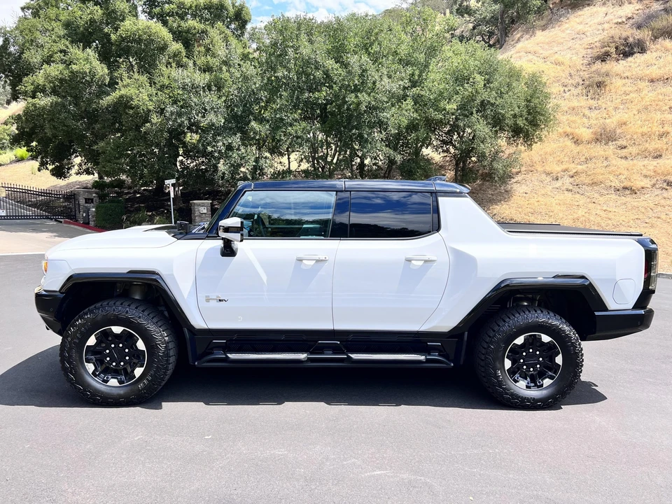 2022 GMC Hummer EV - Image 10 of 31