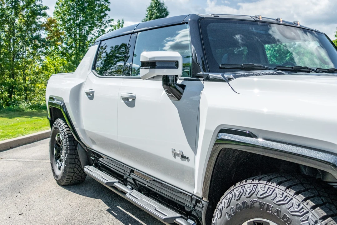 2022 GMC Hummer EV - Image 28 of 31