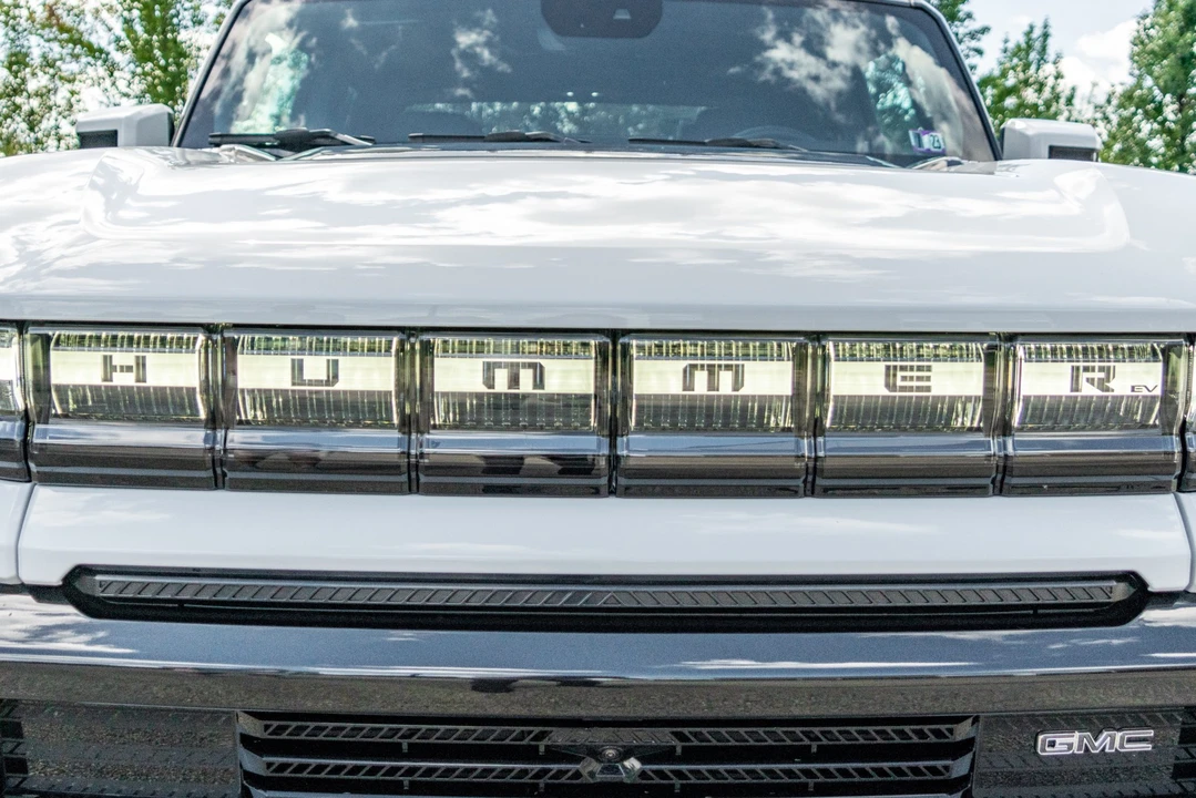 2022 GMC Hummer EV - Image 14 of 31