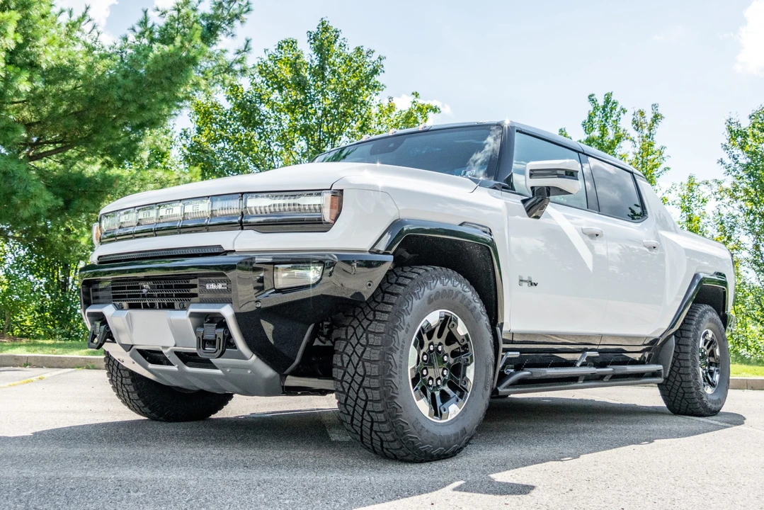 2022 GMC Hummer EV - Image 8 of 31