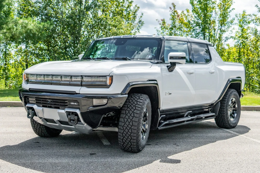 2022 GMC Hummer EV - Image 9 of 31