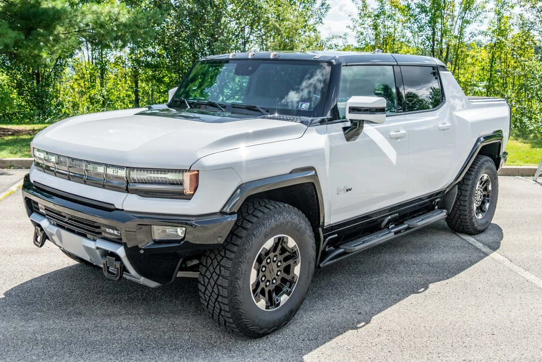 2022 GMC Hummer EV - Image 7 of 31