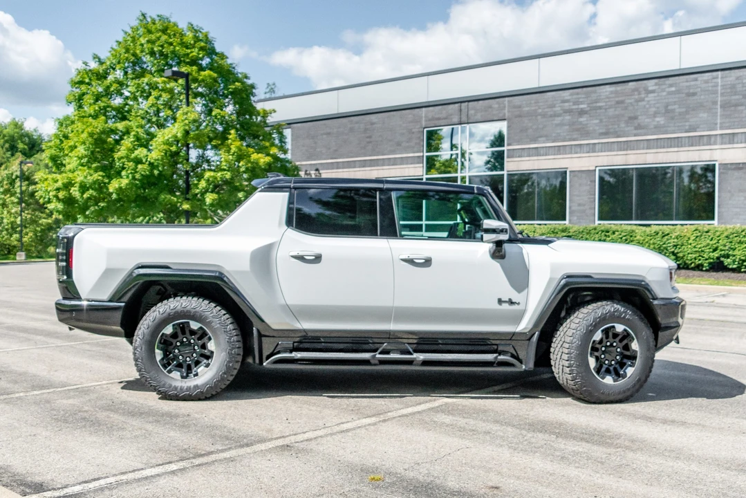 2022 GMC Hummer EV - Image 2 of 31