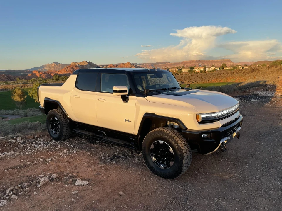 2022 GMC Hummer EV - Image 7 of 31