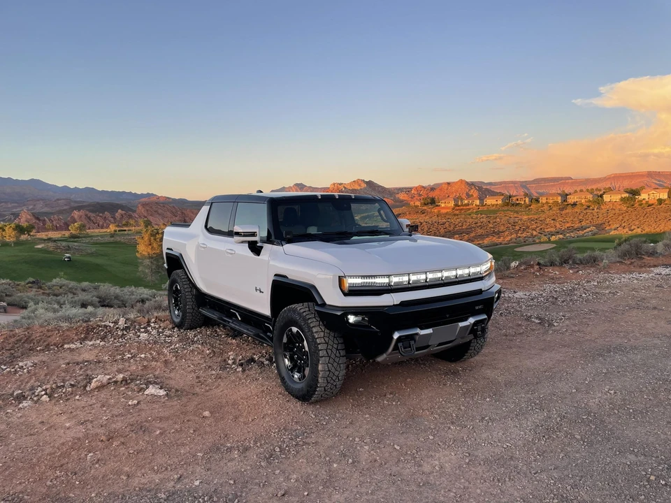 2022 GMC Hummer EV - Image 8 of 31