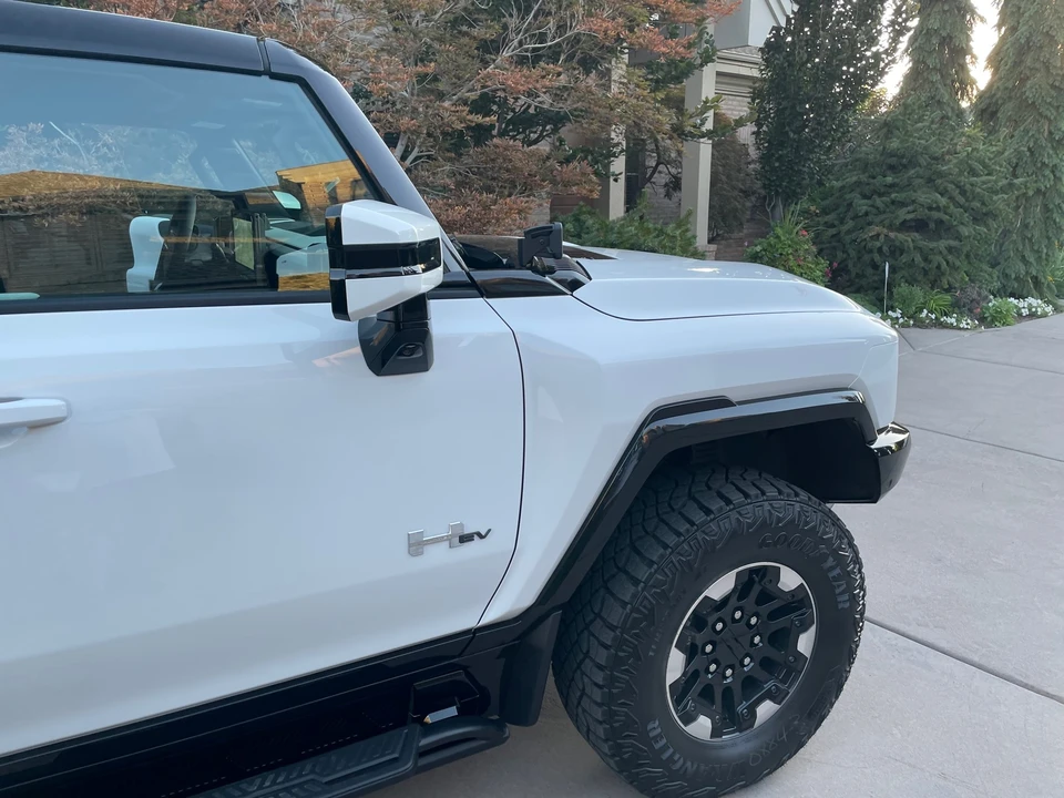 2022 GMC Hummer EV - Image 16 of 31